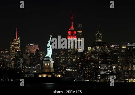 200124 -- NEW YORK, le 24 janvier 2020 -- le sommet de l'Empire State Building est éclairé en rouge pour le nouvel an lunaire chinois à New York, aux États-Unis, le 23 janvier 2020. L'Empire State Building a été illuminé en rouge jeudi soir pour célébrer le nouvel an lunaire chinois du rat qui tombe le 25 janvier de cette année. ÉTATS-UNIS-NEW YORK-EMPIRE STATE BUILDING-CHINA-LUNAR NOUVEL AN WANGXYING PUBLICATIONXNOTXINXCHN Banque D'Images