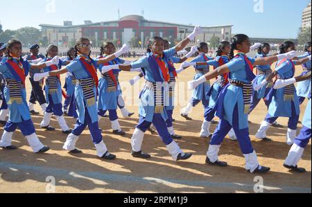 200124 -- BANGALORE, le 24 janvier 2020 Xinhua -- des gens participent à la répétition pour les célébrations de la Journée de la République indienne à Bangalore, Inde, le 24 janvier 2020. L’Inde organisera le défilé du 71e jour de la République le 26 janvier. Str/Xinhua INDIA-BANGALORE-THE REPUBLIC DAY PARADE-RÉPÉTITION PUBLICATIONxNOTxINxCHN Banque D'Images