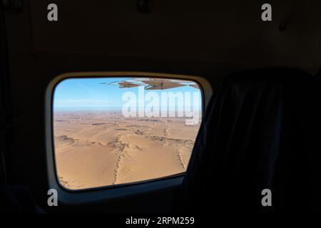 Photographie aérienne depuis une fenêtre d'avion des dunes du désert du Namib Banque D'Images