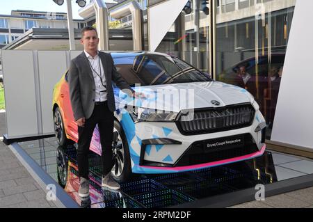 Mnichov, Allemagne. 04 septembre 2023. Le porte-parole de Skoda Auto, Jiri Brynda, pose avec le modèle Enyaq coupe Respectline, lors du salon IAA Mobility, le 4 septembre 2023 à Munich, en Allemagne. Crédit : Zapotocky Ales/CTK photo/Alamy Live News Banque D'Images