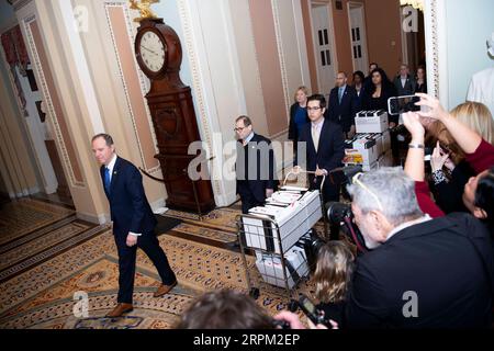 200125 -- WASHINGTON, 25 janvier 2020 -- le président du Comité du renseignement de la Chambre des États-Unis Adam Schiff 1st L, le président du Comité judiciaire de la Chambre des États-Unis Jerry Nadler 2nd L et d'autres gestionnaires de destitution arrivent à la Chambre du Sénat avant le début du procès de destitution du Sénat sur Capitol Hill à Washington D.C., aux États-Unis, le 25 janvier 2020. L équipe juridique du président américain Donald Trump a commencé samedi à présenter des arguments d ouverture pour la défense du président dans le procès de destitution en cours au Sénat, après que les gestionnaires de la Chambre, un groupe de sept députés démocrates agissant en tant que procureurs, ont plaidé pour le presi Banque D'Images