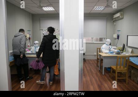 200126 -- SHANGHAI, le 26 janvier 2020 -- des médecins reçoivent des patients atteints de fièvre à l'hôpital populaire n° 6 de Shanghai, dans l'est de la Chine, le 26 janvier 2020. Le personnel médical de l hôpital est occupé à fournir des services aux patients atteints de fièvre dimanche, le deuxième jour du nouvel an lunaire chinois, alors qu ils participent à la lutte contre la nouvelle épidémie de coronavirus. CHINA-SHANGHAI-HOSPITAL-MEDICAL WORKERSCN DingxTing PUBLICATIONxNOTxINxCHN Banque D'Images