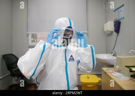 200126 -- SHANGHAI, le 26 janvier 2020 -- Un médecin ajuste ses lunettes à l'hôpital populaire n° 6 de Shanghai, dans l'est de la Chine, le 26 janvier 2020. Le personnel médical de l hôpital est occupé à fournir des services aux patients atteints de fièvre dimanche, le deuxième jour du nouvel an lunaire chinois, alors qu ils participent à la lutte contre la nouvelle épidémie de coronavirus. CHINA-SHANGHAI-HOSPITAL-MEDICAL WORKERSCN DingxTing PUBLICATIONxNOTxINxCHN Banque D'Images