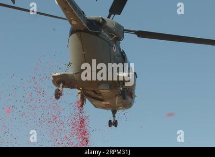 200126 -- BANGALORE, le 26 janvier 2020 -- des pétales de fleurs sont aspergés d'un hélicoptère lors d'un défilé du jour de la République à Bangalore, en Inde, le 26 janvier 2020. Str/Xinhua INDIA-BANGALORE-REPUBLIC DAY-PARADE XinxHuashe PUBLICATIONxNOTxINxCHN Banque D'Images