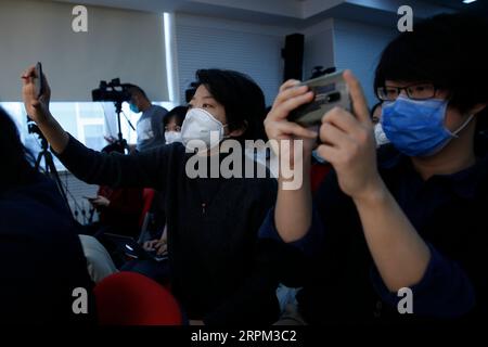 200127 -- BEIJING, le 27 janvier 2020 -- des journalistes assistent à une conférence de presse organisée par la Commission nationale de la santé à Beijing, capitale de la Chine, le 27 janvier 2020. Les vacances de sept jours prévues pour le Festival du printemps, qui devaient se terminer le 30 janvier, ont été prolongées jusqu’au 2 février. Les universités, les écoles primaires et secondaires et les jardins d'enfants à travers le pays reporteront l'ouverture du semestre de printemps jusqu'à nouvel ordre, selon le Bureau général du Conseil d'État. Les lieux publics communautaires où se rassemblent les foules devraient être strictement nettoyés et désinfectés et être bien ventilés afin de créer un envir Banque D'Images