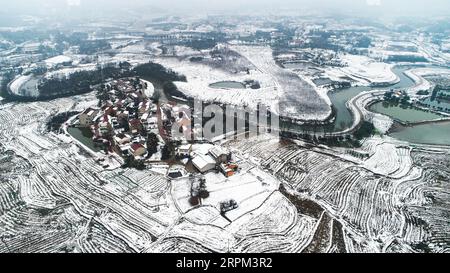 200128 -- PÉKIN, le 28 janvier 2020 -- une photo aérienne prise le 27 janvier 2020 montre le paysage du comté enneigé de Shucheng dans la province de l'Anhui, dans l'est de la Chine. PHOTOS XINHUA DU JOUR TaoxMing PUBLICATIONxNOTxINxCHN Banque D'Images