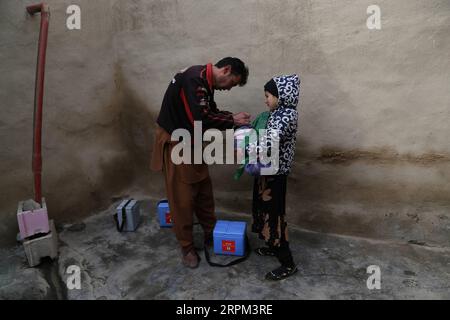 200127 -- GHAZNI AFGHANISTAN, 27 janvier 2020 Xinhua -- Un agent de santé donne une dose de vaccination contre la poliomyélite à un enfant lors d'une campagne de vaccination dans la province de Ghazni, en Afghanistan, le 27 janvier 2020. Le ministère afghan de la Santé publique a lancé lundi une campagne nationale pour administrer une dose de vaccination contre la poliomyélite à 9,1 millions d'enfants de moins de cinq ans, a déclaré le ministère dans un communiqué. Photo Sayed Mominzadah/Xinhua AFGHANISTAN-GHAZNI-POLIO VACCINATION PUBLICATIONxNOTxINxCHN Banque D'Images