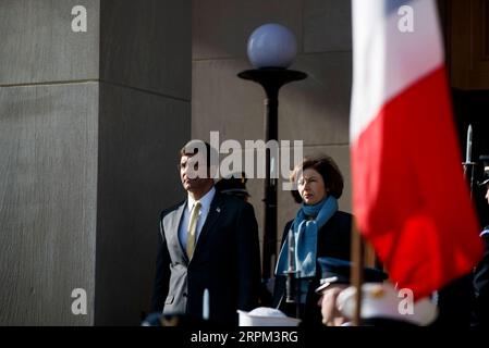 200128 -- PÉKIN, le 28 janvier 2020 -- le secrétaire américain à la Défense Mark Esper L accueille la ministre française des Forces armées Florence Parly au Pentagone à Arlington, Virginie, États-Unis, le 27 janvier 2020. Photo de /Xinhua XINHUA PHOTOS DU JOUR TingxShen PUBLICATIONxNOTxINxCHN Banque D'Images