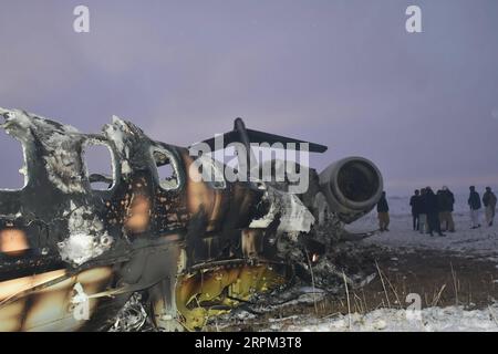 200127 -- GHAZNI AFGHANISTAN, 27 janvier 2020 Xinhua -- une photo prise le 27 janvier 2020 montre l'épave de l'avion écrasé dans le district de Deh Yak de la province de Ghazni, en Afghanistan. Les talibans afghans ont affirmé lundi que leurs combattants avaient abattu un avion des forces américaines dans l’est de la province de Ghazni. L'armée américaine a déclaré lundi qu'elle surveillait la situation à la suite des rapports d'un accident d'avion américain en Afghanistan. Photo de Saifullah/Xinhua AFGHANISTAN-GHAZNI-US-AIRCRAFT-CRASH PUBLICATIONxNOTxINxCHN Banque D'Images