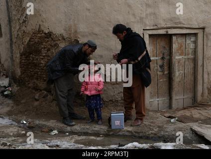 200127 -- GHAZNI AFGHANISTAN, 27 janvier 2020 Xinhua -- Un agent de santé donne une dose de vaccination contre la poliomyélite à un enfant lors d'une campagne de vaccination dans la province de Ghazni, en Afghanistan, le 27 janvier 2020. Le ministère afghan de la Santé publique a lancé lundi une campagne nationale pour administrer une dose de vaccination contre la poliomyélite à 9,1 millions d'enfants de moins de cinq ans, a déclaré le ministère dans un communiqué. Photo Sayed Mominzadah/Xinhua AFGHANISTAN-GHAZNI-POLIO VACCINATION PUBLICATIONxNOTxINxCHN Banque D'Images