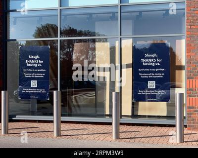 Slough, Berkshire, Royaume-Uni. 4 septembre 2023. Le magasin de vêtements New look du Bath Road Shopping Park sur l'A4 à Slough ferme le mardi 5 septembre. Le Windsor New look, situé à proximité, ferme également à la même date. Le Bath Road Shopping Park a été vendu à SEGRO pour 120 millions de livres sterling plus tôt cette année. Des plans ont été soumis pour la construction d'un centre de données sur le site. Slough dispose déjà d'une grande population de centres de données. Crédit : Maureen McLean/Alamy Live News Banque D'Images