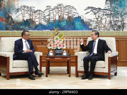 200128 -- BEIJING, le 28 janvier 2020 -- Wang Yi, conseiller d'État chinois et ministre des Affaires étrangères, rencontre Tedros Adhanom Ghebreyesus, directeur général DE L'OMS, à Beijing, capitale de la Chine, le 28 janvier 2020. CHINE-BEIJING-WANG YI-OMS CHEF-RÉUNION CN LIUXBIN PUBLICATIONXNOTXINXCHN Banque D'Images