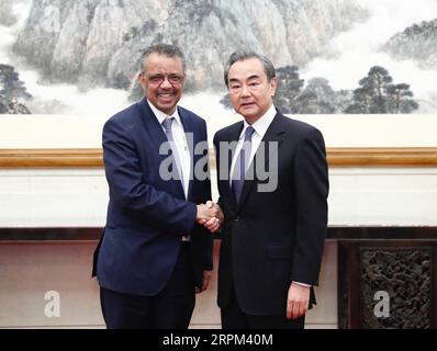 200128 -- BEIJING, le 28 janvier 2020 -- Wang Yi, conseiller d'État chinois et ministre des Affaires étrangères, rencontre Tedros Adhanom Ghebreyesus, directeur général DE L'OMS, à Beijing, capitale de la Chine, le 28 janvier 2020. CHINE-BEIJING-WANG YI-OMS CHEF-RÉUNION CN LIUXBIN PUBLICATIONXNOTXINXCHN Banque D'Images