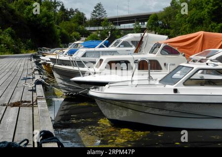 Lillesand, Norvège, bateaux amarrés ensemble au bord des rivières. Banque D'Images