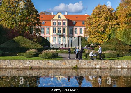 Gdansk, Pologne - 11 octobre 2022 - Palais des Abbés et jardin avec canal dans le parc Oliwski en automne, point de repère de la ville de style rococo dans le quartier Oliwa. BU Banque D'Images