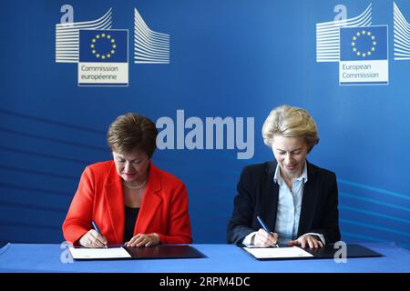 200128 -- BRUXELLES, le 28 janvier 2020 -- la Directrice générale du FMI, Kristalina Georgieva L, et la Présidente de la Commission européenne, Ursula von der Leyen, signent un nouvel accord-cadre de partenariat financier au siège de l'UE à Bruxelles, en Belgique, le 28 janvier 2020. ACCORD CADRE DE PARTENARIAT BELGIQUE-BRUXELLES-UE-FMI-FINANCIER ZHENGXHUANSONG PUBLICATIONXNOTXINXCHN Banque D'Images