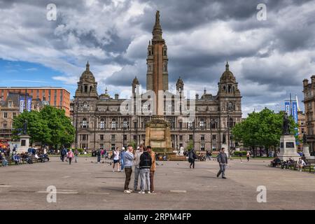 Glasgow, Écosse, Royaume-Uni - 11 mai 2023 - George Square avec Glasgow City Chambers et Scott Monument Banque D'Images