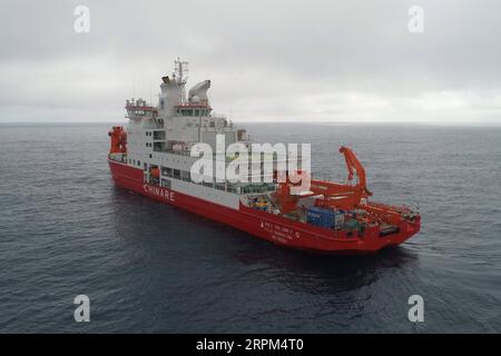 200129 -- A BORD du XUELONG 2, le 29 janvier 2020 -- une photo aérienne montre le brise-glace polaire chinois Xuelong 2, ou Snow Dragon 2, naviguant dans les ouest de l'océan Atlantique Sud le 27 janvier 2020. L équipe de la 36e expédition antarctique de la Chine a mis deux bouées dans l océan pour acquérir des données scientifiques à 55,26 degrés de latitude sud et 17,56 degrés de longitude est. EyesonSci CHINE-XUELONG 2-ANTARCTIQUE EXPÉDITION LiuxShiping PUBLICATIONxNOTxINxCHN Banque D'Images