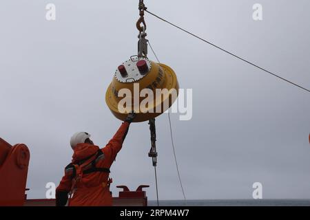 200129 -- A BORD du XUELONG 2, le 29 janvier 2020 -- Un membre de l'équipe de la 36e expédition antarctique chinoise travaille à mettre une bouée dans l'océan à bord du brise-glace polaire chinois Xuelong 2, ou Snow Dragon 2, le 27 janvier 2020. L équipe de la 36e expédition antarctique de la Chine a mis deux bouées dans l océan pour acquérir des données scientifiques à 55,26 degrés de latitude sud et 17,56 degrés de longitude est. EyesonSci CHINE-XUELONG 2-ANTARCTIQUE EXPÉDITION LiuxShiping PUBLICATIONxNOTxINxCHN Banque D'Images