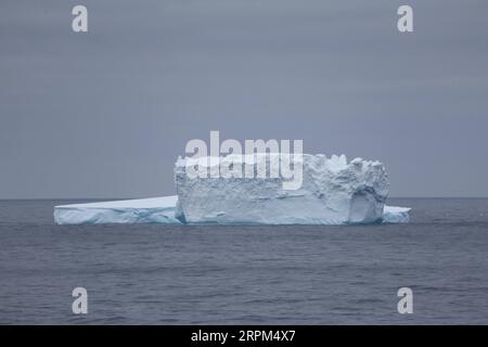 200129 -- A BORD du XUELONG 2, le 29 janvier 2020 -- photo prise le 27 janvier 2020 à partir du brise-glace polaire chinois Xuelong 2, ou Dragon des neiges 2, montre des icebergs dans le sud de l'océan Atlantique ouest. L équipe de la 36e expédition antarctique de la Chine a mis deux bouées dans l océan pour acquérir des données scientifiques à 55,26 degrés de latitude sud et 17,56 degrés de longitude est. EyesonSci CHINE-XUELONG 2-ANTARCTIQUE EXPÉDITION LiuxShiping PUBLICATIONxNOTxINxCHN Banque D'Images