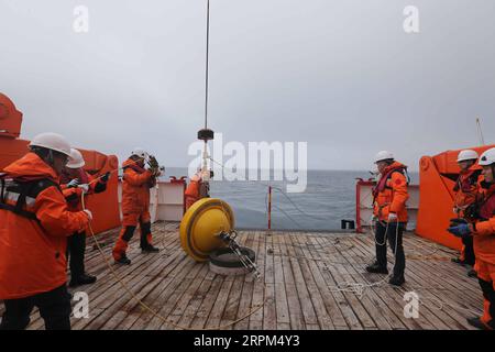 200129 -- A BORD du XUELONG 2, le 29 janvier 2020 -- des membres de la 36e équipe de l'expédition antarctique chinoise travaillent à mettre une bouée dans l'océan à bord du brise-glace polaire chinois Xuelong 2, ou Snow Dragon 2, le 27 janvier 2020. L équipe de la 36e expédition antarctique de la Chine a mis deux bouées dans l océan pour acquérir des données scientifiques à 55,26 degrés de latitude sud et 17,56 degrés de longitude est. EyesonSci CHINE-XUELONG 2-ANTARCTIQUE EXPÉDITION LiuxShiping PUBLICATIONxNOTxINxCHN Banque D'Images