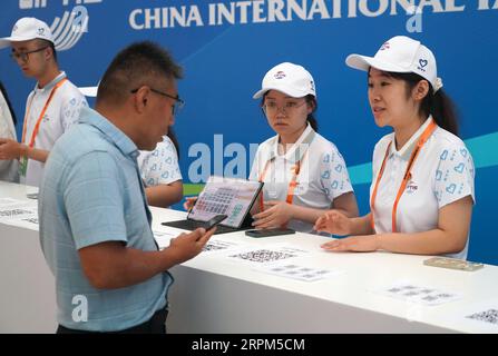 Pékin, Chine. 4 septembre 2023. Les volontaires travaillent lors de la Foire internationale du commerce des services de Chine 2023 (CIFTIS) au China National Convention Center à Beijing, capitale de la Chine, le 4 septembre 2023. Le CIFTIS 2023 se tient à Beijing du 2 au 6 septembre, sur le thème « Ouvrir conduit au développement, la coopération livre l'avenir ». Crédit : REN Chao/Xinhua/Alamy Live News Banque D'Images