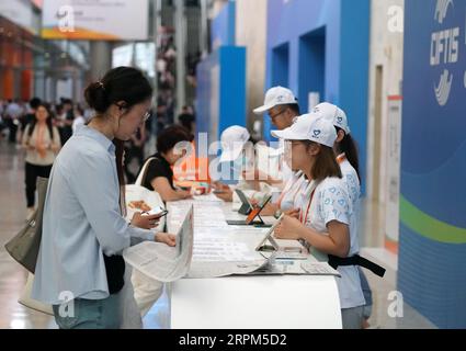 Pékin, Chine. 4 septembre 2023. Les volontaires travaillent lors de la Foire internationale du commerce des services de Chine 2023 (CIFTIS) au China National Convention Center à Beijing, capitale de la Chine, le 4 septembre 2023. Le CIFTIS 2023 se tient à Beijing du 2 au 6 septembre, sur le thème « Ouvrir conduit au développement, la coopération livre l'avenir ». Crédit : REN Chao/Xinhua/Alamy Live News Banque D'Images