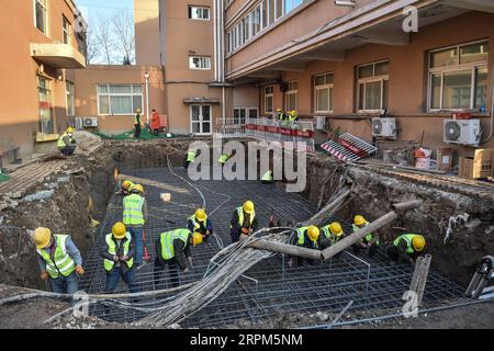 200130 -- BEIJING, le 30 janvier 2020 -- des gens travaillent à l'hôpital Xiaotangshan, en rénovation à Beijing, capitale de la Chine, le 30 janvier 2020. Pékin a commencé à rénover son hôpital Xiaotangshan, autrefois utilisé pour mettre en quarantaine les patients atteints du SRAS, par précaution face à la nouvelle épidémie de coronavirus, selon une conférence de presse jeudi. La mise en service de l'hôpital dépendra de l'évolution future de l'épidémie. CHINE-BEIJING-HOSPITAL-XIAOTANGSHAN-EN RÉNOVATION CN PENGXZIYANG PUBLICATIONXNOTXINXCHN Banque D'Images