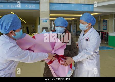 200130 -- CHANGCHUN, le 30 janvier 2020 -- le personnel médical présente des fleurs à un patient C guéri dans un hôpital de Changchun, dans la province de Jilin du nord-est de la Chine, le 30 janvier 2020. Le patient, qui a été le premier diagnostiqué avec une nouvelle pneumonie à coronavirus 2019-nCoV à Jilin, a été guéri et a quitté l'hôpital jeudi. CHINE-JILIN-CHANGCHUN-NOUVEAU CORONAVIRUS GUÉRI PATIENT CN ZHANGXNAN PUBLICATIONXNOTXINXCHN Banque D'Images