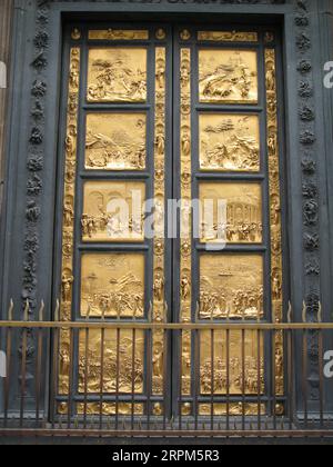 Italie, Florence. La porte «dorée» ou portes du Paradis est la porte principale du baptistère de Florence de la cathédrale de Santa Maria del Fiore Banque D'Images