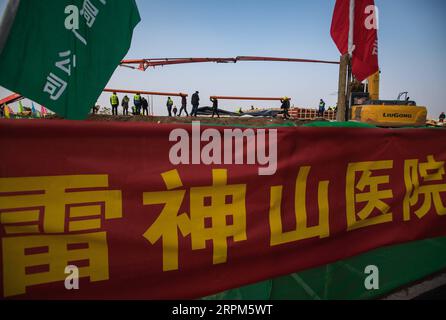 200130 -- WUHAN, le 30 janvier 2020 -- des gens de China Construction Third Engineering Bureau Co., Ltd. Travaillent sur le site de construction de l'hôpital Leishenshan Thunder God Mountain à Wuhan, dans la province du Hubei en Chine centrale, le 30 janvier 2020. Wuhan construit deux hôpitaux pour traiter les patients atteints de pneumonie infectés par le nouveau coronavirus. Jeudi midi, environ 40 pour cent de l’hôpital Leishenshan a été achevé, et il devrait être mis en service le 5 février. CHINA-HUBEI-WUHAN-LEISHENSHAN HOSPITAL-CONSTRUCTION CN XIAOXYIJIU PUBLICATIONXNOTXINXCHN Banque D'Images