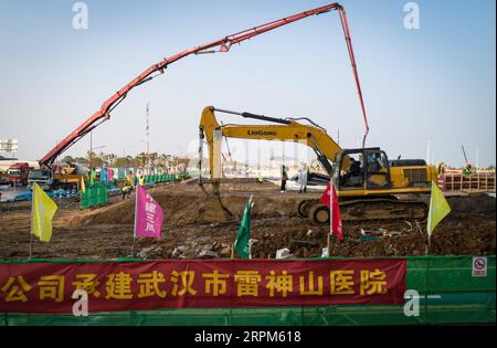 200130 -- WUHAN, 30 janvier 2020 -- une photo aérienne prise le 30 janvier 2020 montre le chantier de construction de l'hôpital Leishenshan Thunder God Mountain à Wuhan, dans la province du Hubei, au centre de la Chine. Wuhan construit deux hôpitaux pour traiter les patients atteints de pneumonie infectés par le nouveau coronavirus. Jeudi midi, environ 40 pour cent de l’hôpital Leishenshan a été achevé, et il devrait être mis en service le 5 février. CHINA-HUBEI-WUHAN-LEISHENSHAN HOSPITAL-CONSTRUCTION CN XIAOXYIJIU PUBLICATIONXNOTXINXCHN Banque D'Images