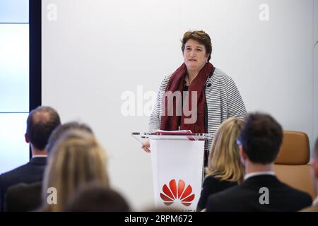 200130 -- BRUXELLES, le 30 janvier 2020 -- Tamara Tafra, conseillère pour les questions cybernétiques, représentation permanente de la Croatie auprès de l'UE, prend la parole lors d'un débat au Huawei Cyber Security Transparency Center à Bruxelles, Belgique, le 30 janvier 2020. Huawei a tenu le débat sur la boîte à outils de cybersécurité 5G jeudi, à la suite de la publication de la boîte à outils 5G de l'UE . La Commission européenne a publié mercredi les lignes directrices non contraignantes - convenues par 28 États membres - connues sous le nom de boîte à outils pour la sécurité 5G, dans lesquelles l'UE définit des plans d'atténuation détaillés pour chacun des risques identifiés et recommande un ensemble de strates clés Banque D'Images