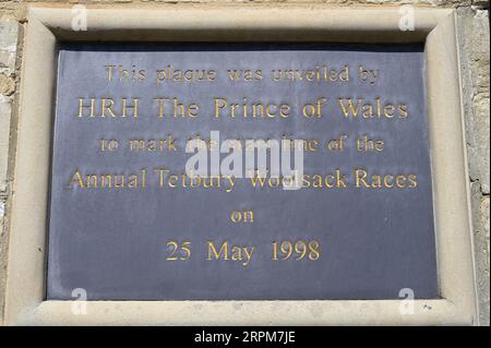 Une plaque dévoilée par S.A.R. le Prince de Galles le 25 mai 1998 indique la ligne de départ des courses historiques de sacs de laine qui ont lieu chaque année dans le Glou Banque D'Images