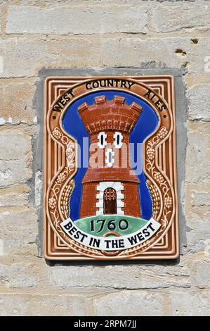 La plaque en céramique West Country Ales est montée sur le mur de l'ancienne Crown Inn, Gumstool Hill, Tetbury, Gloucestershire Banque D'Images