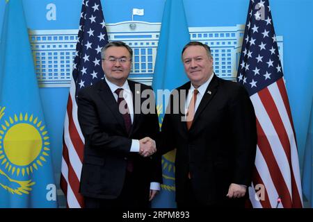 200202 -- NUR-SULTAN, le 2 février 2020 -- le secrétaire d'État américain Mike Pompeo en visite et le ministre kazakh des Affaires étrangères Mukhtar Tleuberdi se serrent la main avant de tenir une conférence de presse à Nur-Sultan, Kazakhstan, le 2 février 2020. Pompeo a déclaré dimanche que le Kazakhstan est un partenaire fiable des États-Unis en Asie centrale et s’est engagé à promouvoir le partenariat stratégique renforcé entre les deux pays. Photo de Kalizhan Ospanov/Xinhua KAZAKHSTAN-NUR-SULTAN-U.S.-POMPEO-VISIT RenxJun PUBLICATIONxNOTxINxCHN Banque D'Images