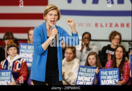 200203 -- IOWA, 3 février 2020 Xinhua -- la candidate démocrate à la présidence Elizabeth Warren, sénatrice du Massachusetts, prend la parole lors d'un rassemblement à l'école secondaire Iowa West à Iowa City, Iowa, États-Unis, le 1 février 2020. Photo de Joel Lerner/Xinhua États-Unis-IOWA-CANDIDATS DÉMOCRATES PUBLICATIONxNOTxINxCHN Banque D'Images