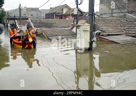 Actualités Bilder des Tages 200204 -- TANGERANG, 4 février 2020 -- des policiers indonésiens rament un bateau à la recherche de résidents dans le quartier résidentiel de Periuk Damai à Tangerang, Indonésie, 4 février 2020. Les autorités de Tangerang ont déployé du personnel pour faire face aux impacts des inondations et aider à évacuer ceux qui ont besoin de lieux plus sûrs. Photo de /Xinhua INDONESIA-TANGERANG-FLOOD DemyxSanjaya PUBLICATIONxNOTxINxCHN Banque D'Images