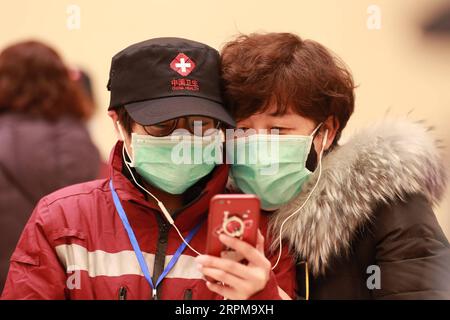 200205 -- LANZHOU, le 5 février 2020 -- Une membre de l'équipe médicale L passe un appel téléphonique vidéo avec sa famille avant de partir pour Wuhan, l'épicentre de l'épidémie de coronavirus, à Lanzhou, dans la province du Gansu du nord-ouest de la Chine, le 4 février 2020. Le deuxième lot d’une équipe médicale composée de 100 membres de la province du Gansu est parti pour Wuhan tôt le matin mercredi pour aider les nouveaux efforts de contrôle du coronavirus dans ce pays. Photo de /Xinhua CHINA-GANSU-MEDICAL TEAM-AID-SECOND LOT CN DuxZheyu PUBLICATIONxNOTxINxCHN Banque D'Images