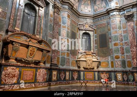 L'intérieur de la chapelle des Princes relié à la famille autrefois puissante et riche des Médicis à Florence, adjacent à la basilique de San Lorenzo Banque D'Images