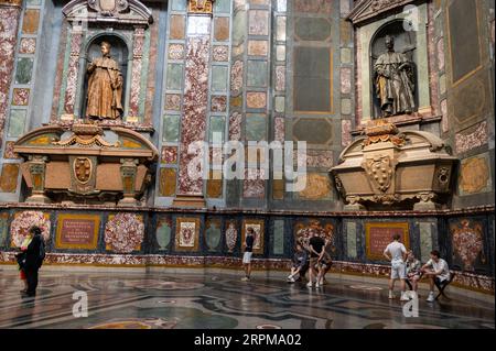 L'intérieur de la chapelle des Princes relié à la famille autrefois puissante et riche des Médicis à Florence, adjacent à la basilique de San Lorenzo Banque D'Images