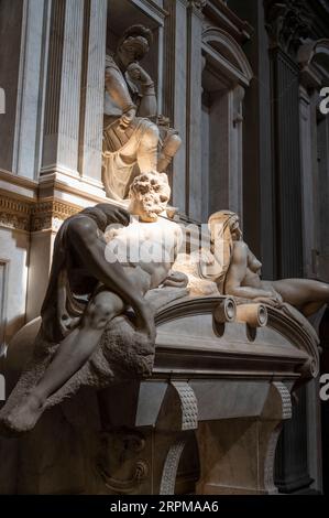 Le tombeau de Lorenzo Duc d'Urbino avec les statues du jour et de la nuit ou de l'aube au crépuscule créé par Michelangelo Buonarotti en 1524 – 1527 au Banque D'Images