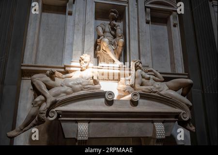 Le tombeau de Lorenzo Duc d'Urbino avec les statues du jour et de la nuit ou de l'aube au crépuscule créé par Michelangelo Buonarotti en 1524 – 1527 au Banque D'Images