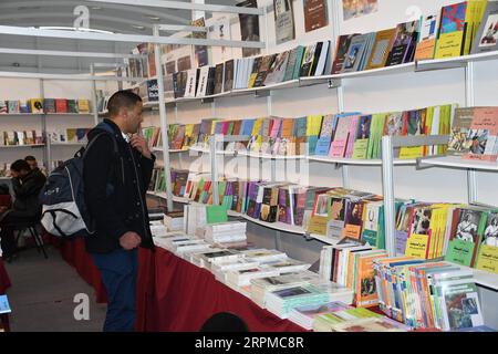 200207 -- CASABLANCA MAROC, 7 février 2020 Xinhua -- Un homme regarde des livres lors de la 26e Foire internationale du livre de Casablanca à Casablanca, Maroc, le 7 février 2020. La 26e Foire internationale du livre de Casablanca a ouvert ses portes jeudi, réunissant 703 exposants du Maroc et du monde entier. Photo de Chadi/Xinhua MAROC-CASABLANCA-SALON DU LIVRE PUBLICATIONxNOTxINxCHN Banque D'Images