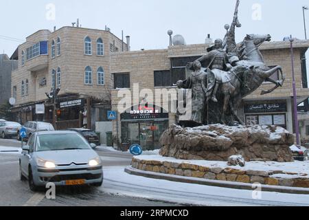 200208 -- GOLAN HEIGHTS, 8 février 2020 -- Une voiture roule sur la route boueuse et enneigée du mont Hermon alors qu'une chute de neige frappe les hauteurs du Golan annexées par Israël le 8 février 2020. MIDEAST-GOLAN HAUTEURS-NEIGE ShangxHao PUBLICATIONxNOTxINxCHN Banque D'Images