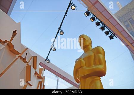 200209 -- LOS ANGELES, 9 février 2020 -- une statue d'Oscar est vue du Dolby Theater lors des préparatifs de la 92e cérémonie des Oscars à Hollywood, Los Angeles, États-Unis, le 8 février 2020. U.S.-LOS ANGELES-OSCARS-PREPARATION LixRui PUBLICATIONxNOTxINxCHN Banque D'Images