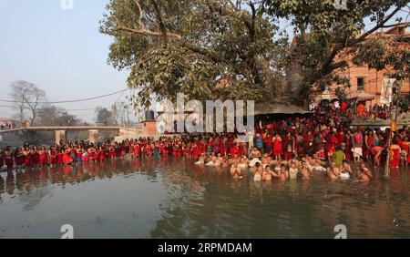 200209 -- BHAKTAPUR, 9 février 2020 -- les gens se rassemblent pour prendre un bain sacré pendant le dernier jour du festival Madhav Narayan d'un mois sur la rive de la rivière Hanumante à Bhaktapur, Népal, le 9 février 2020. Le festival d'un mois est d'observer jeûne et de prier la déesse Swasthani et le Dieu Madhav Narayan pour la longévité de leurs maris et la prospérité de leurs familles. Photo de /Xinhua NEPAL-BHAKTAPUR-MADHAV NARAYAN FESTIVAL SunilxSharma PUBLICATIONxNOTxINxCHN Banque D'Images