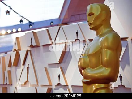 200209 -- LOS ANGELES, 9 février 2020 -- une statue d'Oscar est vue du Dolby Theater lors des préparatifs de la 92e cérémonie des Oscars à Hollywood, Los Angeles, États-Unis, le 8 février 2020. U.S.-LOS ANGELES-OSCARS-PREPARATION LixRui PUBLICATIONxNOTxINxCHN Banque D'Images