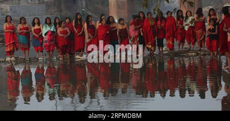 200209 -- BHAKTAPUR, 9 février 2020 -- des femmes se tiennent debout pour offrir des prières pendant la dernière journée du festival Madhav Narayan, qui dure un mois, sur la rive de la rivière Hanumante à Bhaktapur, Népal, le 9 février 2020. Le festival d'un mois est d'observer jeûne et de prier la déesse Swasthani et le Dieu Madhav Narayan pour la longévité de leurs maris et la prospérité de leurs familles. Photo de /Xinhua NEPAL-BHAKTAPUR-MADHAV NARAYAN FESTIVAL SunilxSharma PUBLICATIONxNOTxINxCHN Banque D'Images