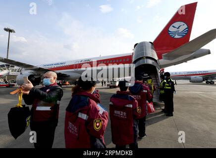 200209 -- CHENGDU, 9 février 2020 -- des membres de l'équipe médicale du Sichuan montent à bord d'un avion avant de partir pour la province du Hubei à l'aéroport international de Chengdu Shuangliu à Chengdu, capitale de la province du Sichuan du sud-ouest de la Chine, le 9 février 2020. Des équipes médicales de toute la Chine se sont précipitées dans la province du Hubei pour aider les nouveaux efforts de lutte contre le coronavirus qui y sont déployés. CHINA-MEDICAL TEAM-HUBEI-AID CN WANGXXI PUBLICATIONXNOTXINXCHN Banque D'Images